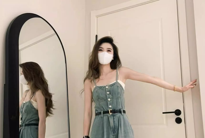 Yunhouse - Spaghettibandjes, gewassen knoopsluiting en wijde pijpen denim jumpsuit