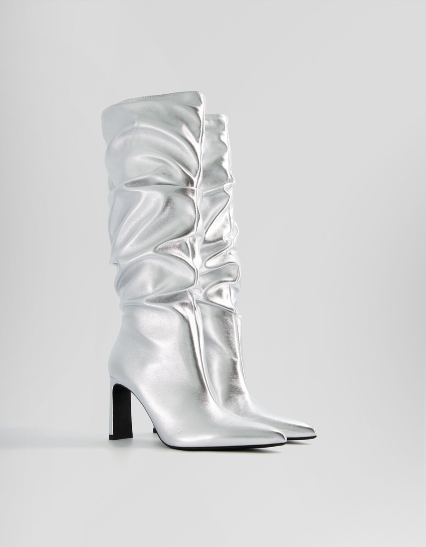 Botas de salto agulha metálicas e folgadas