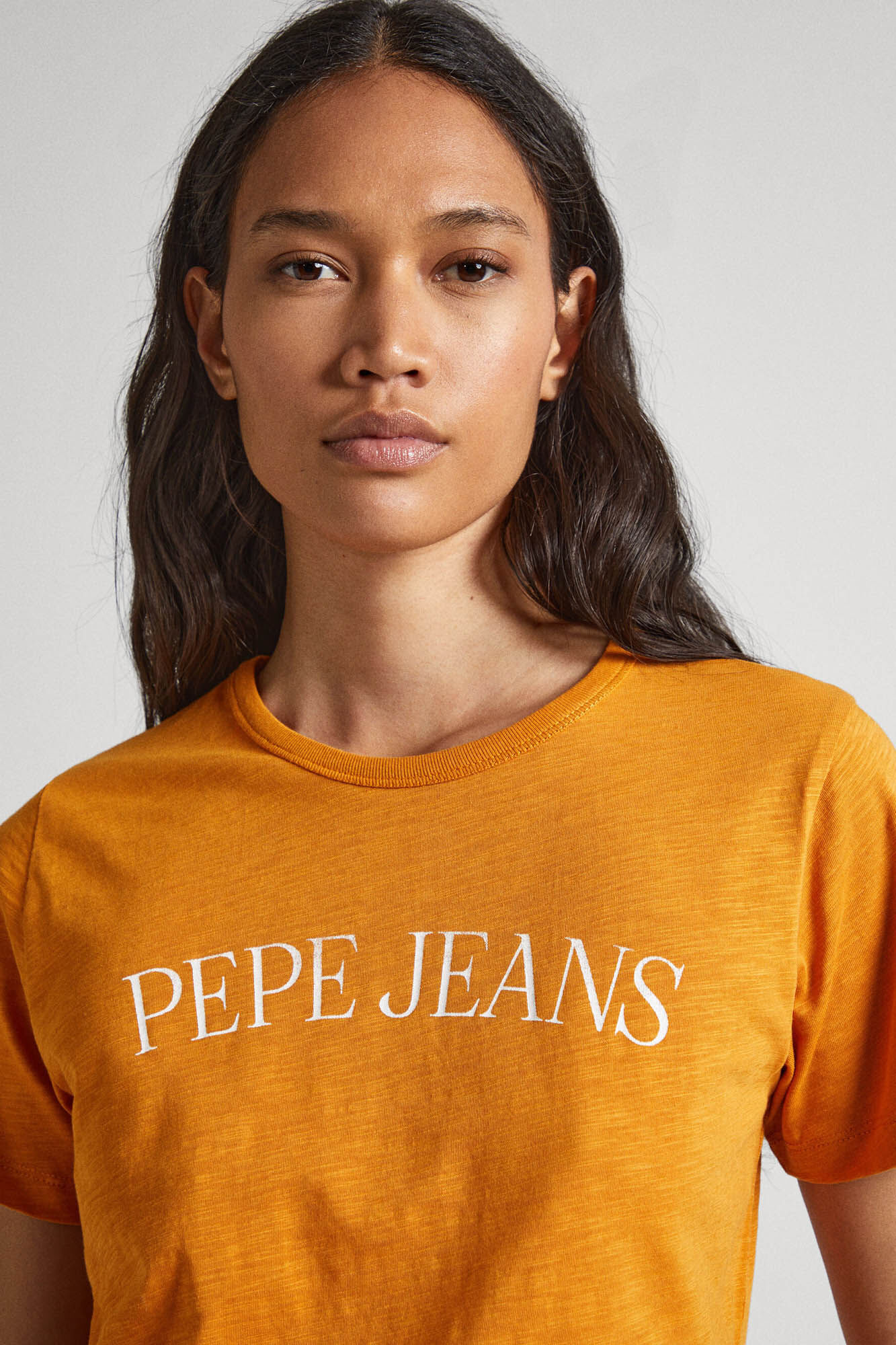 estampa de logotipo em camiseta