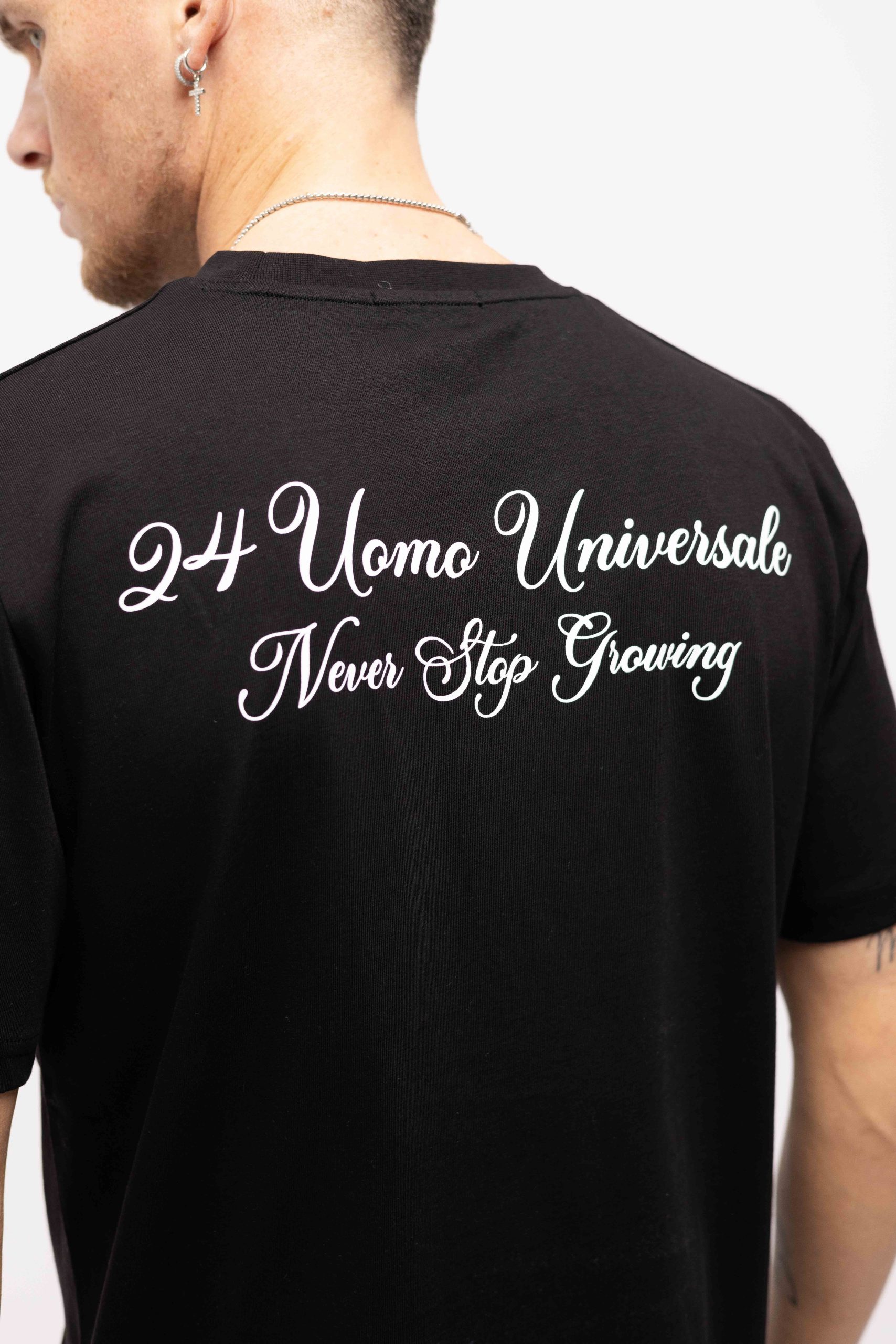 24 Uomo Universale 2.0 T-shirt Zwart