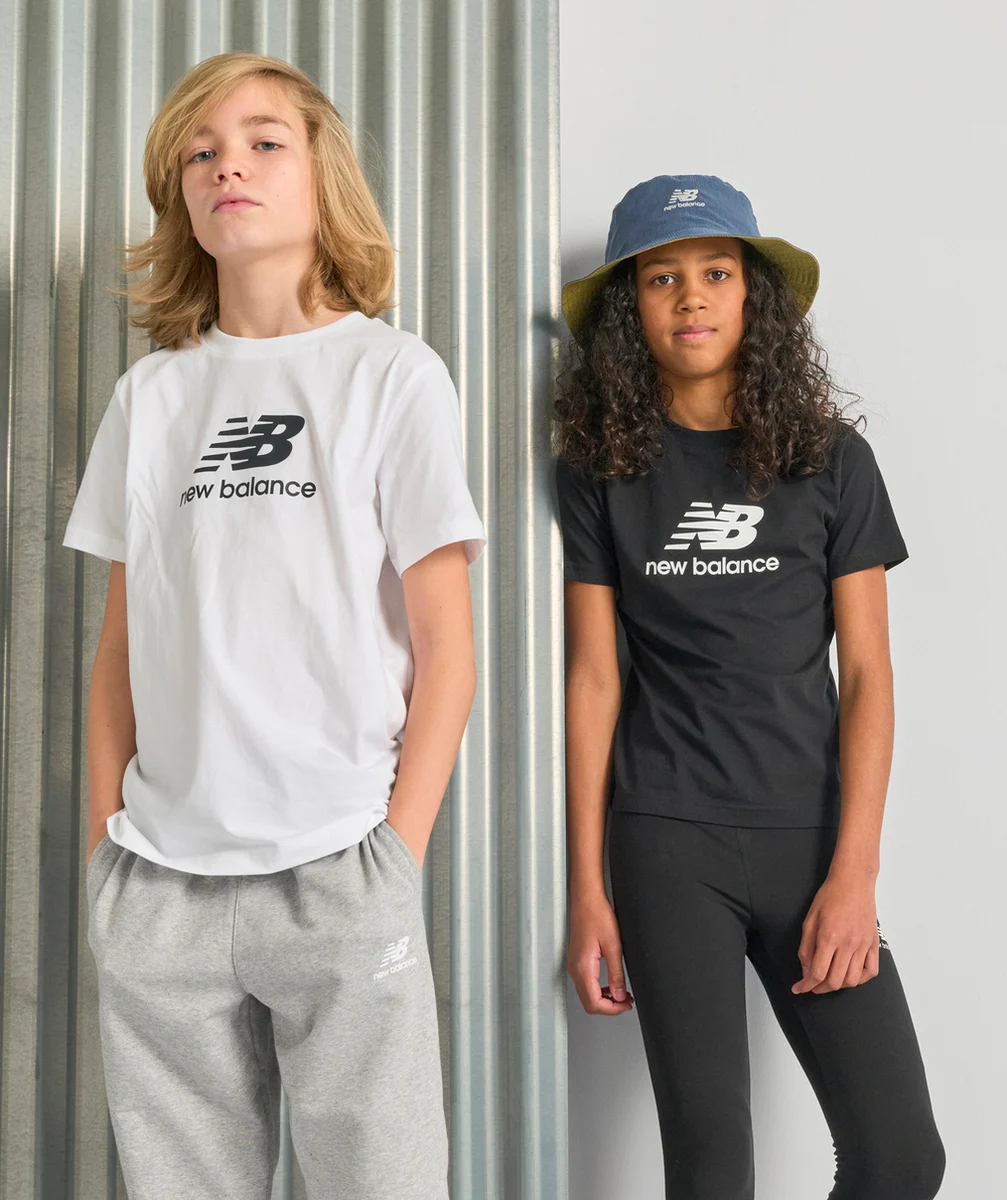 NEW BALANCET-SHIRT FILLE NOIR EN COTON ESSENTIALS REIMAGINED ARCHIV