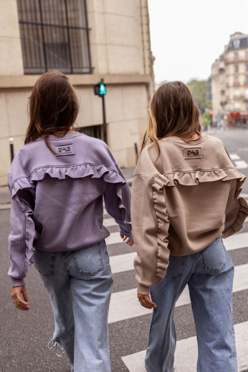 Lila sweater met ruffle en patch