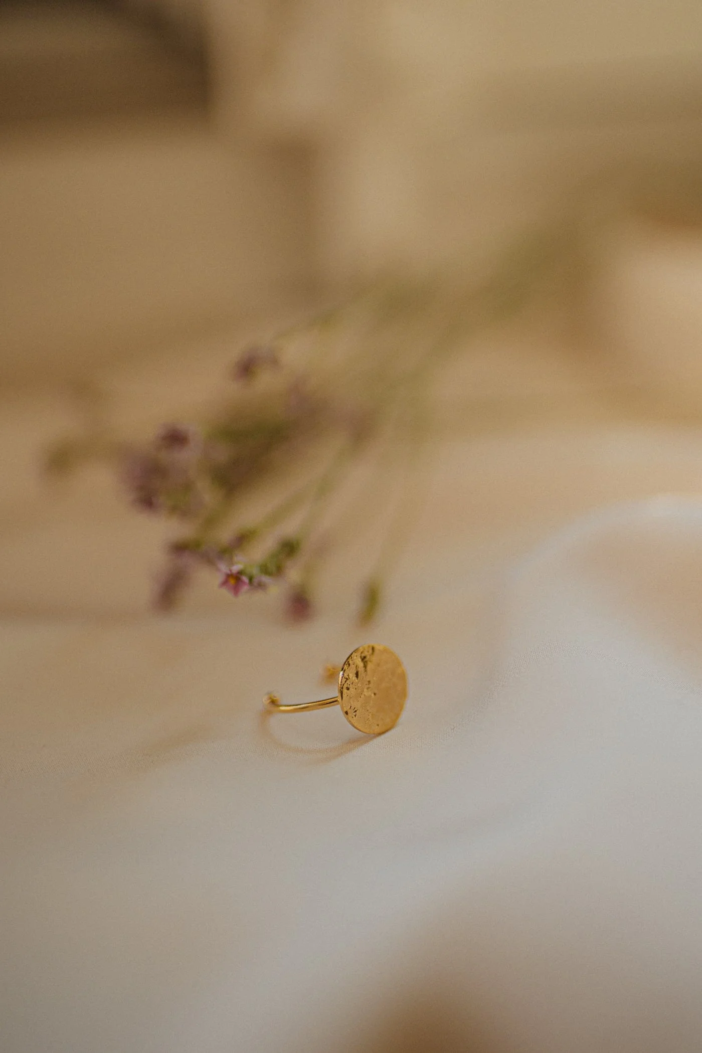 HESTIA - Bague rond martelé plaqué argent | Doré