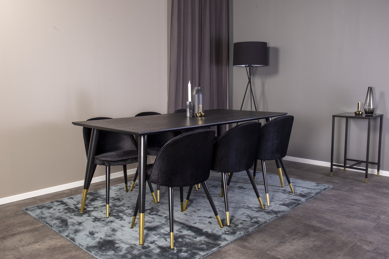Dipp og Velvet Spisegruppe Dipp spisebord i sort finér med 6 stk. Velvet spisestoler i Sort fløyel og messing ben.