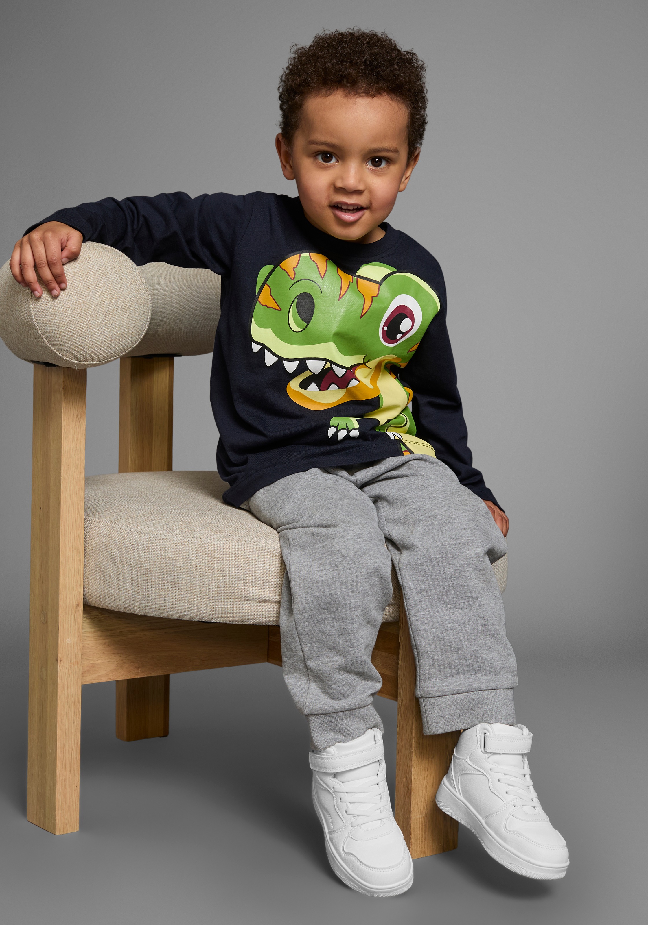 KIDSWORLD Langarmshirt »CURIOUS DINO«, Langarm,  Basic-Passform,  peppiger Druck