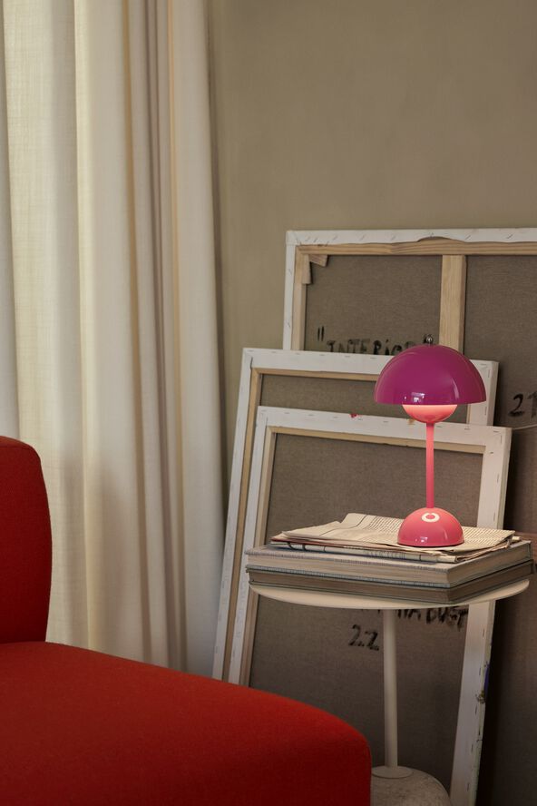 &Tradition Flowerpot Portable Lamp VP9, Magnetic Charger Tangy pink
