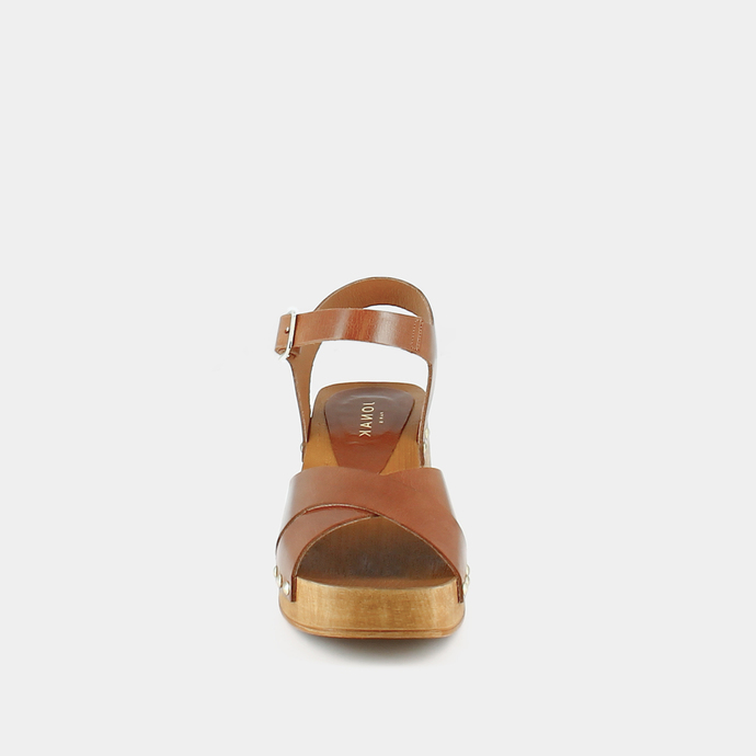 Sandales à clous et brides croisées  en cuir cognac
