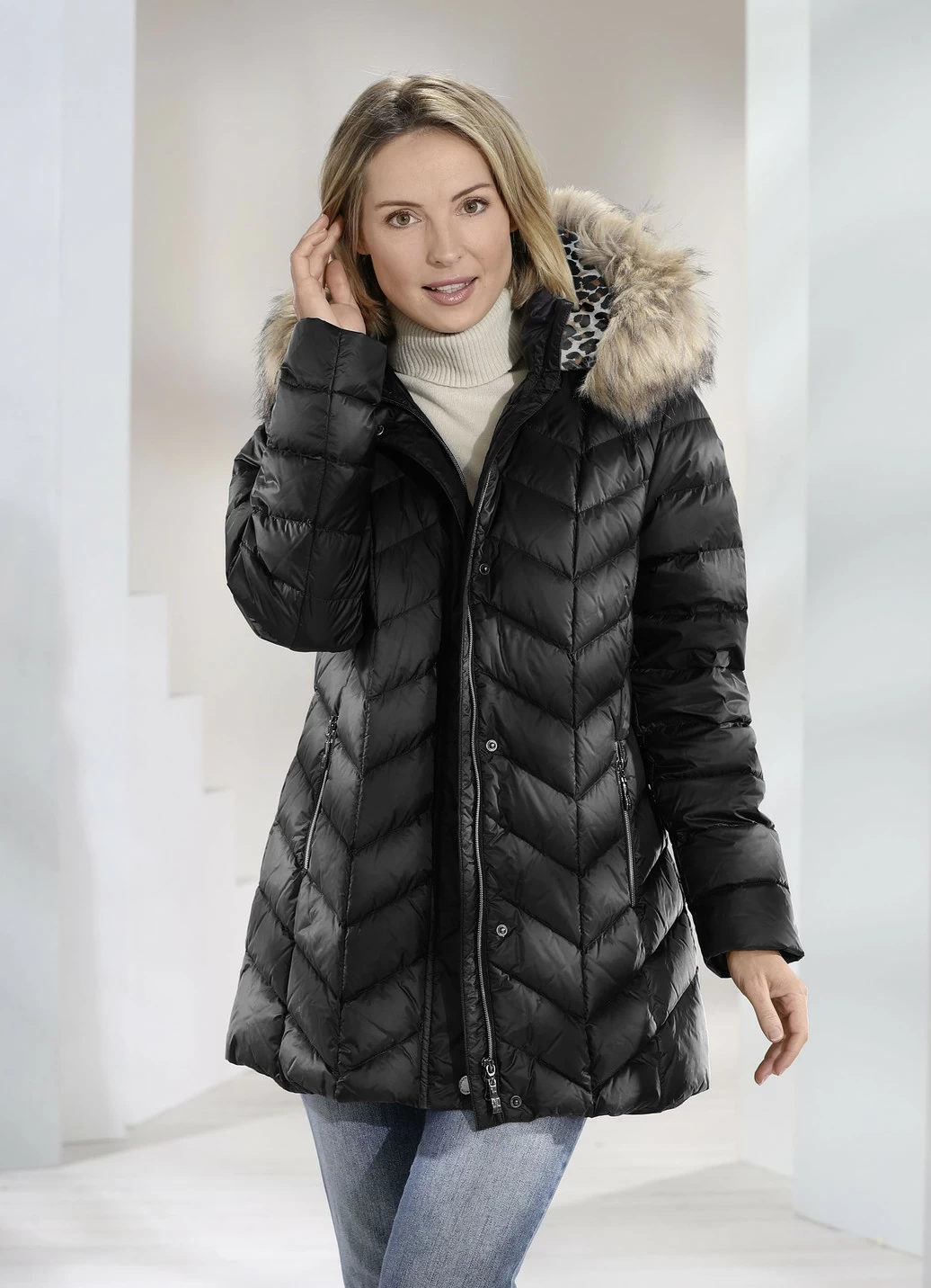 Daunenjacke mit abnehmbarer Kapuze