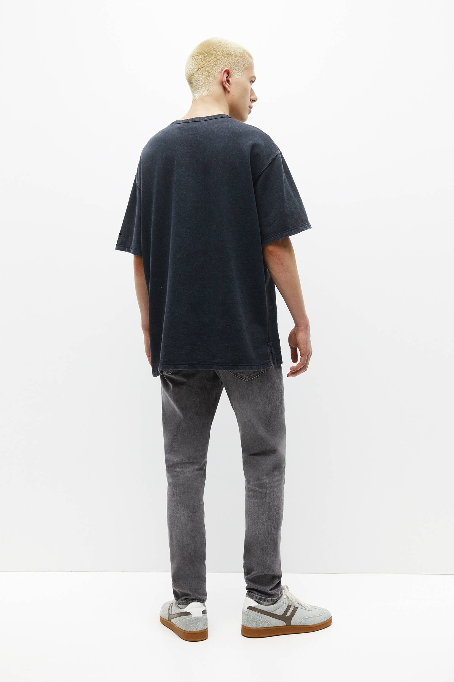 Calça jeans básica slim fit com detalhes rasgados - cinza escuro