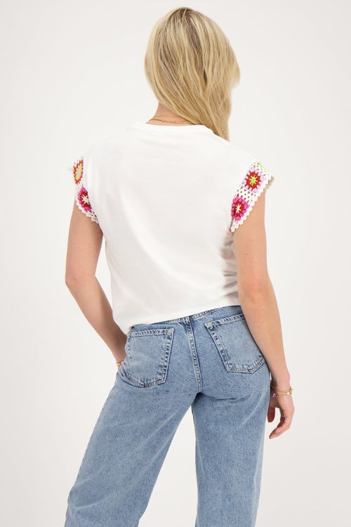 Witte top met multikleur crochet