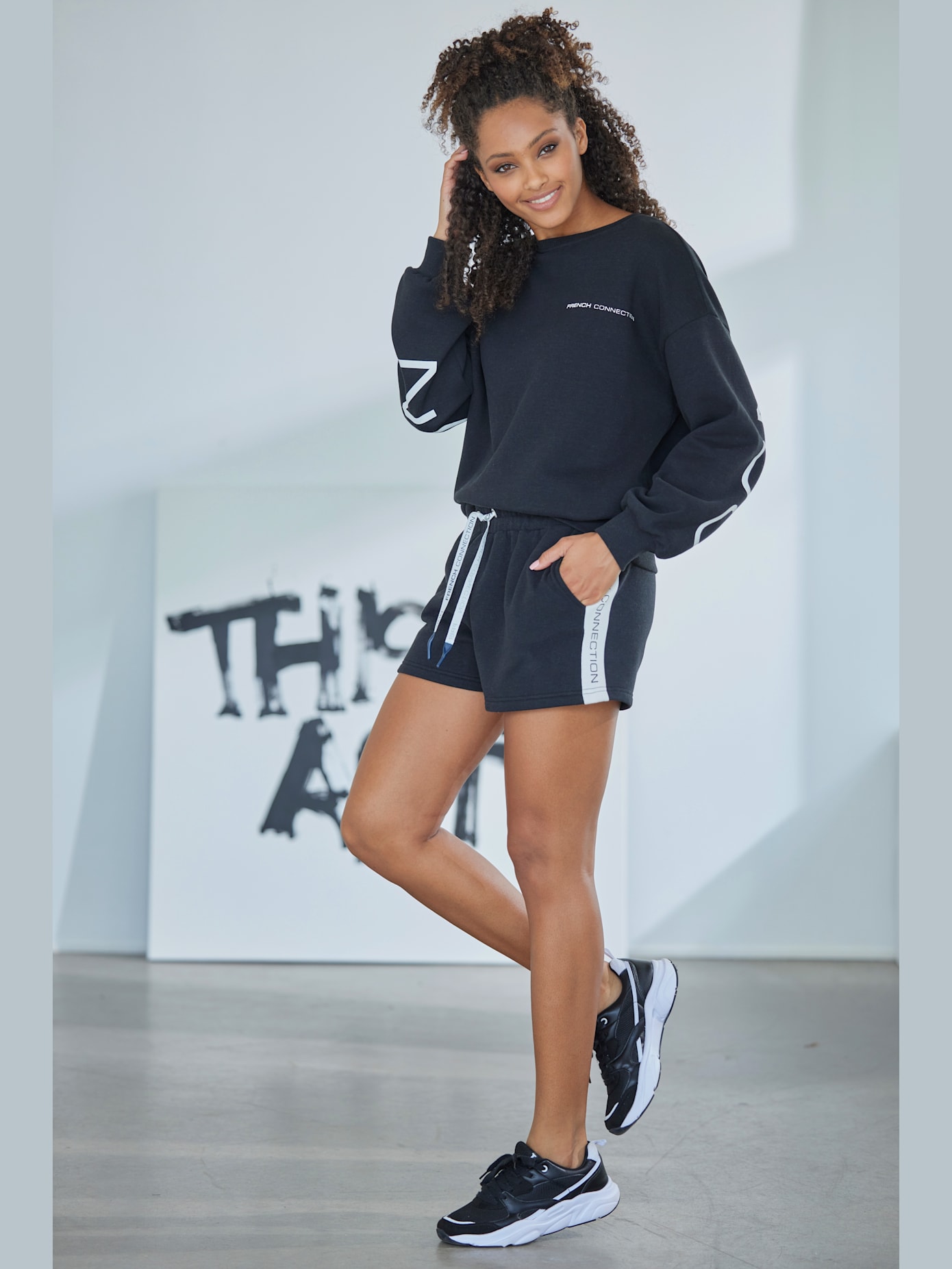 Short en matière sweat short molletonné confortable avec poches latérales fendues pratiques