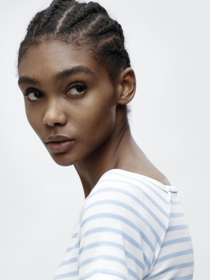 Blusa listrada com ombros à mostra - Branca/turquesa