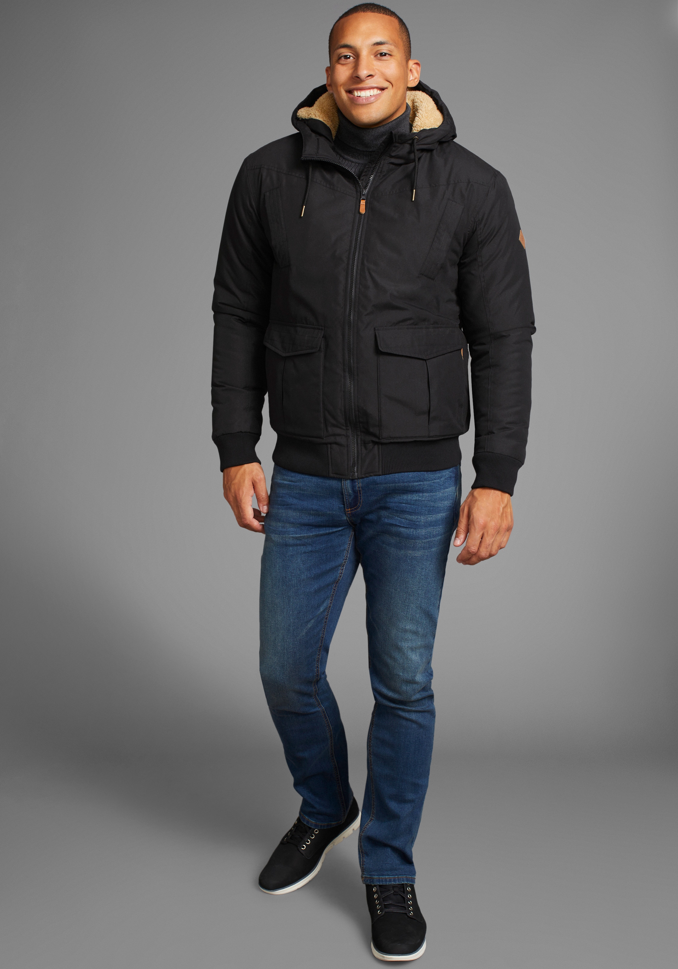 Bruno Banani Winterjacke mit Kapuze aus Baumwolle und Polyester,  hochschliessender Kragen