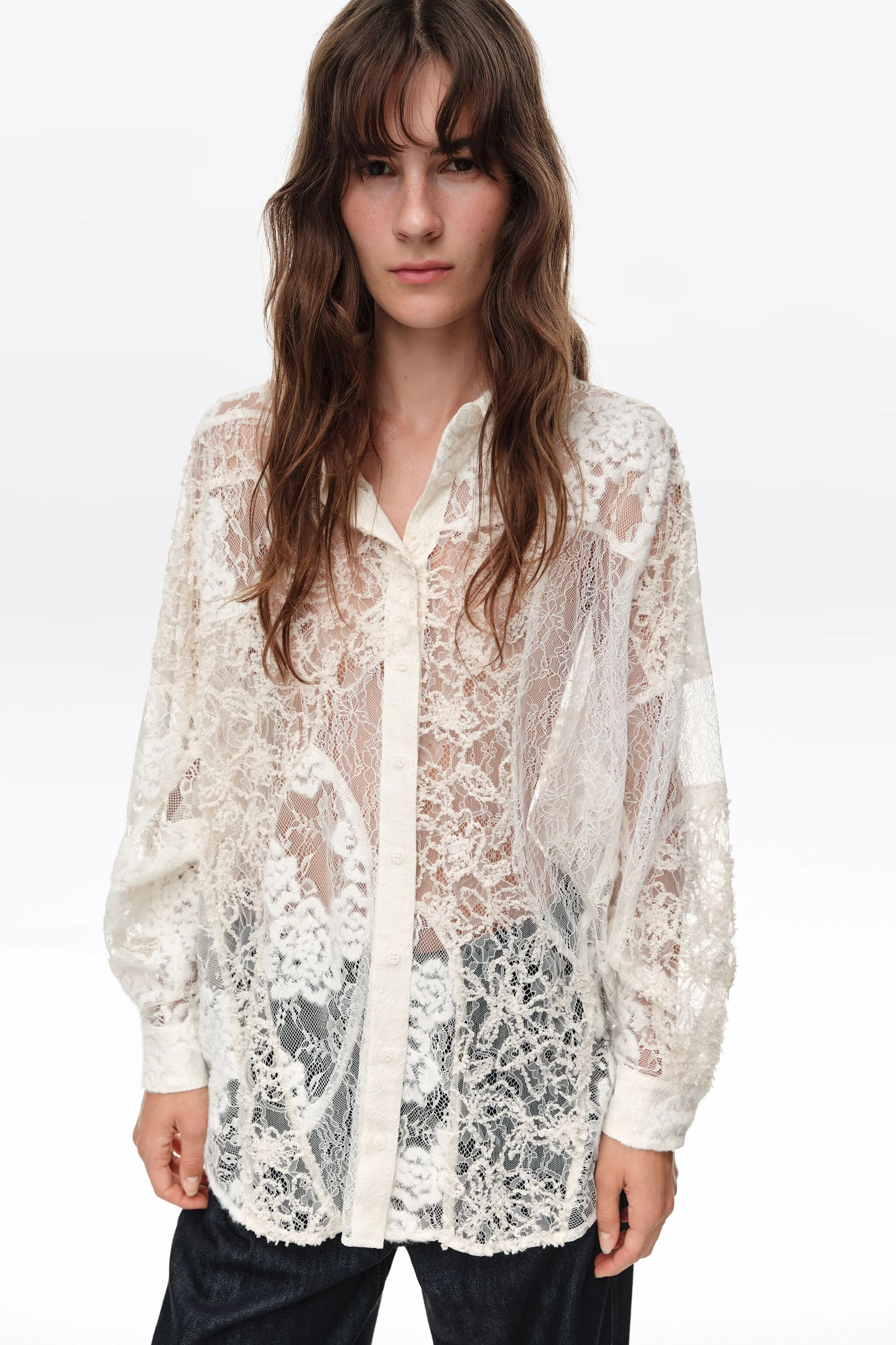 Camisa oversized marfim com patchwork de renda