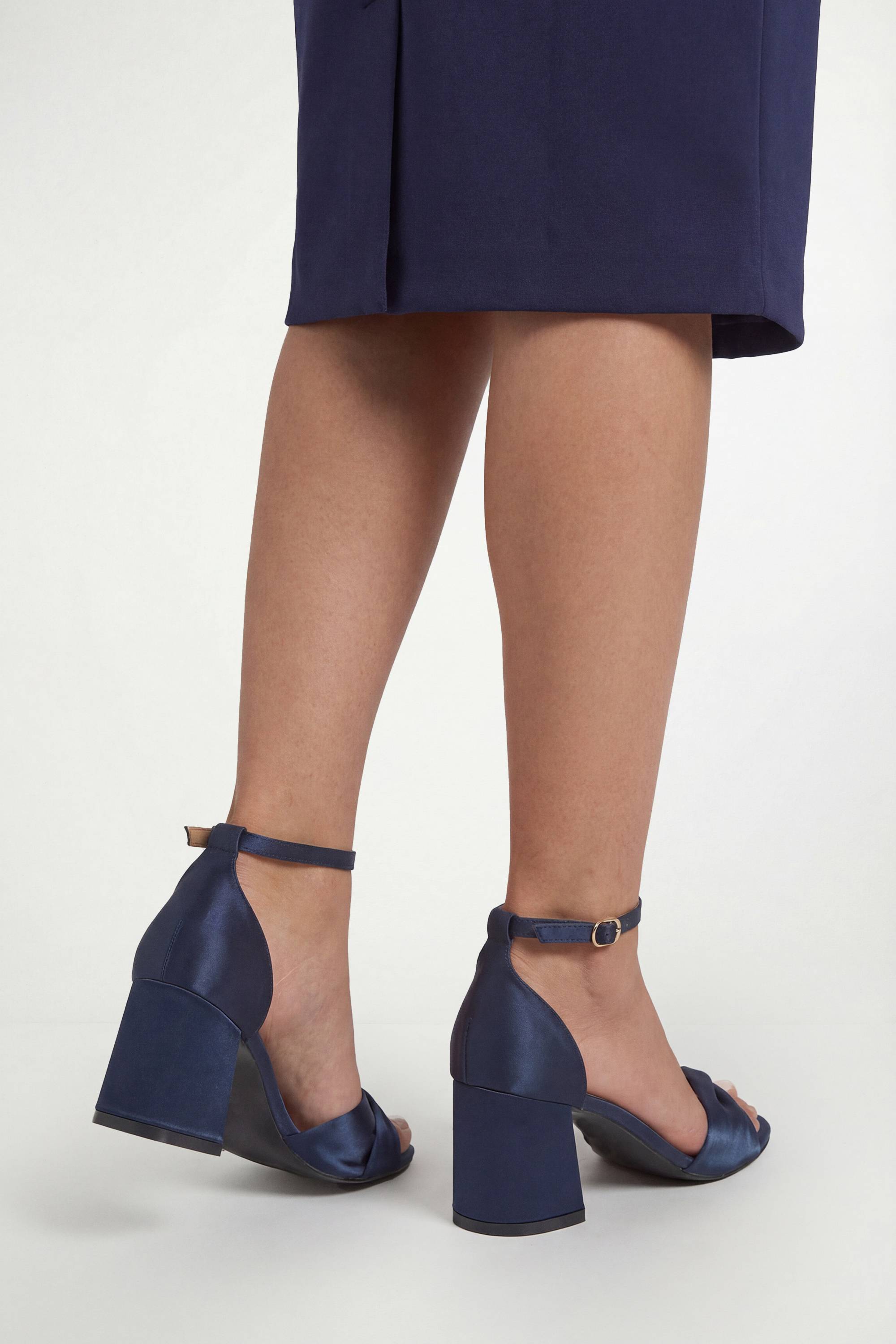 Wallis Sandales À Talon Bloc Moyen Sophia En Satin Avec Torsade Souple Coupe Large