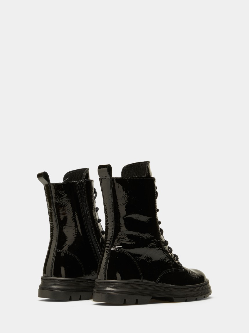 Botas de verniz com cordões