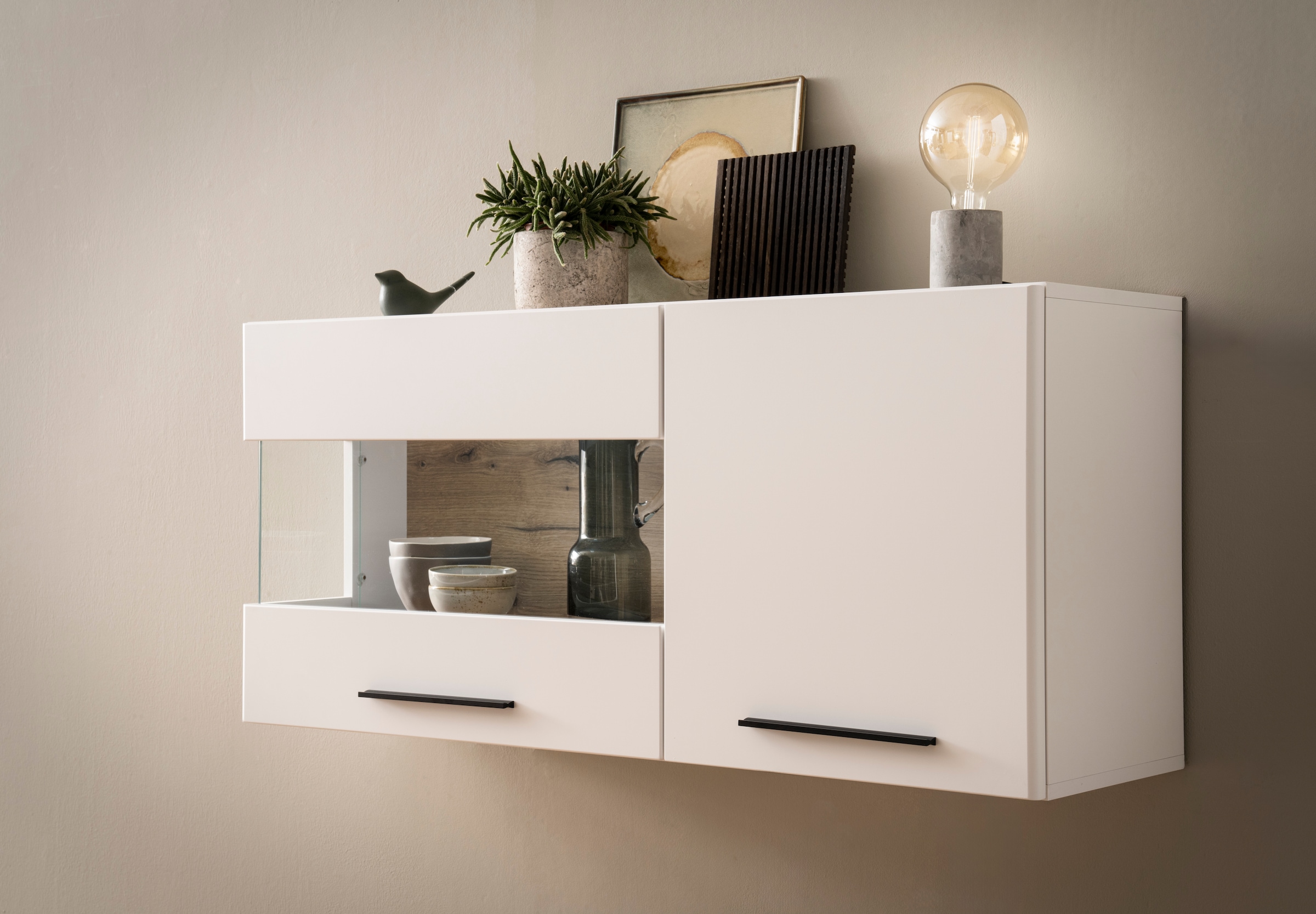 INOSIGN Hängevitrine »Salerno Hängeschrank, Glasvitrine, Weiss mit Eiche Evoke Dekor, modern.« Metallgriffe, ausreichend Stauraum, vielseitig einsetzbar, 120cm breit
