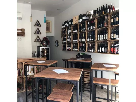 Lot de table de bar carrée de 110 cm de haut et 4 tabourets en noyer brun Mod. ROMA par Yelloo