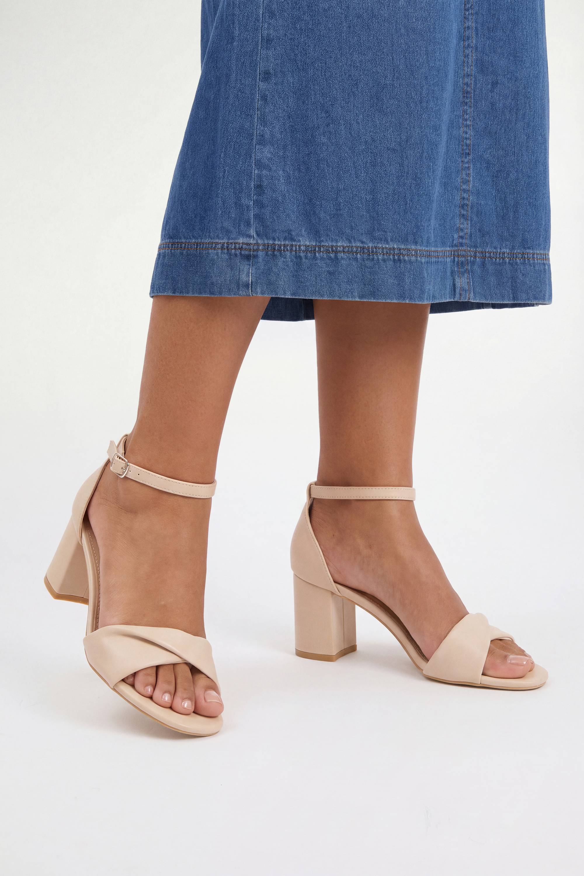 Wallis Sandales À Talon Bloc Bas Sophia En Synthétiquecuir Souple Torsadé Coupe Large