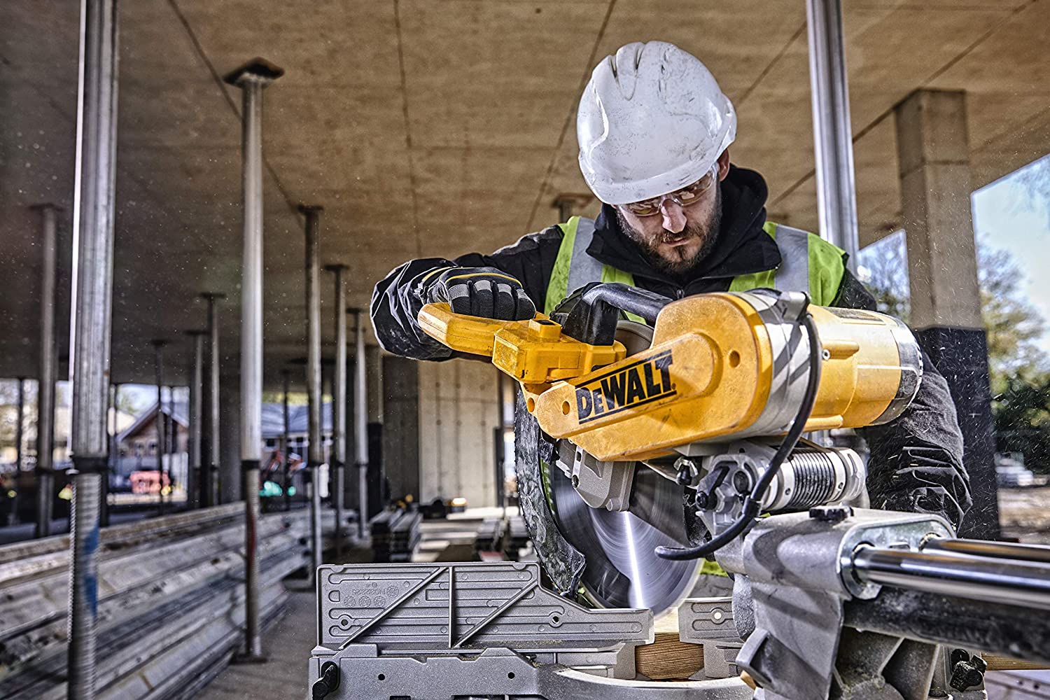 Serra de Esquadria Deslizante Composta de Bisel Duplo DEWALT DWS780 de 12 polegadas (DWS780), Preta