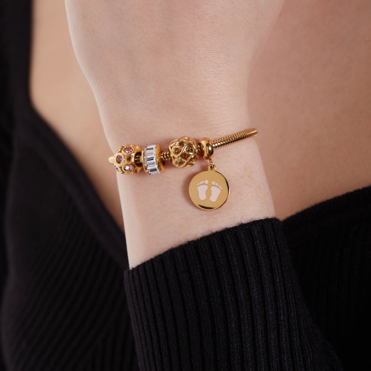Stalen goldplated bedel bol met roze zirkonia