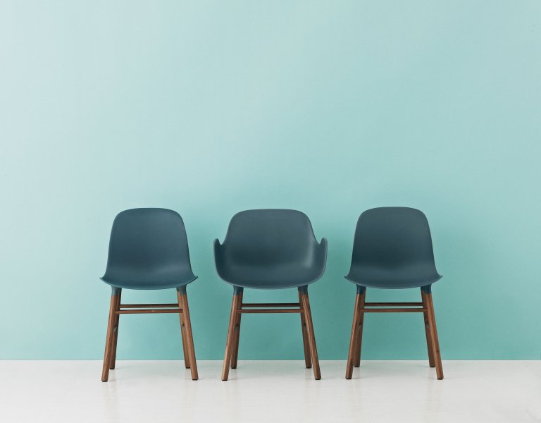 Normann Copenhagen Form Armchair stoel met eiken onderstel blauw