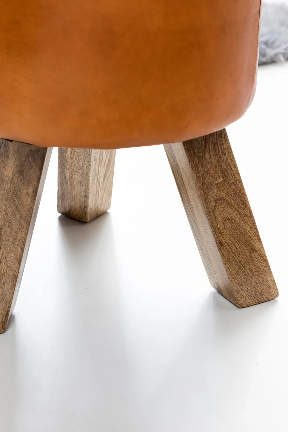 KADIMA DESIGN Country-Stil Sitzhocker, Ziegenleder, Holzgestell, 45 cm - Robust & Handgefertigt