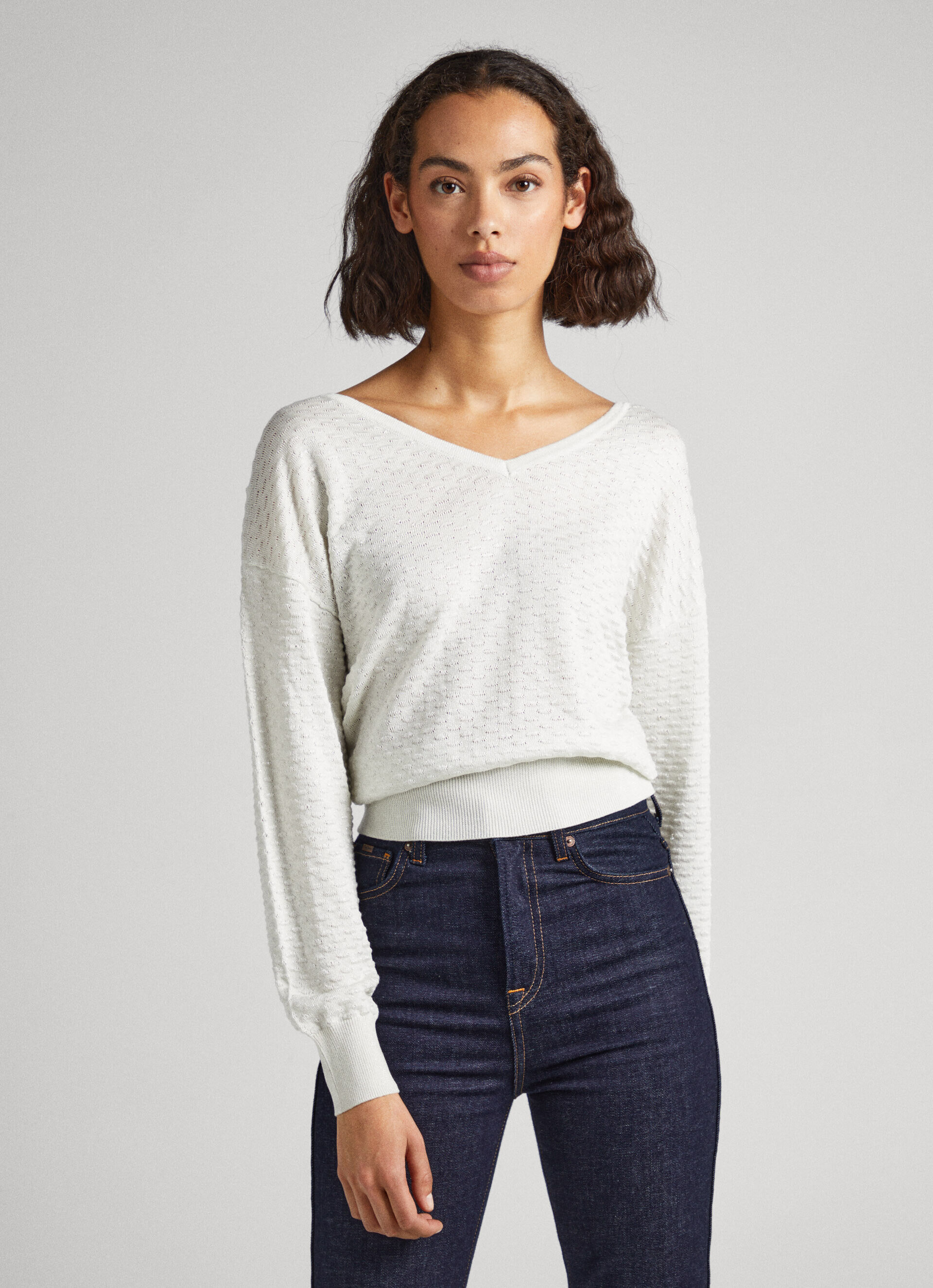 Malha texturizada com decote em V - branco mousse