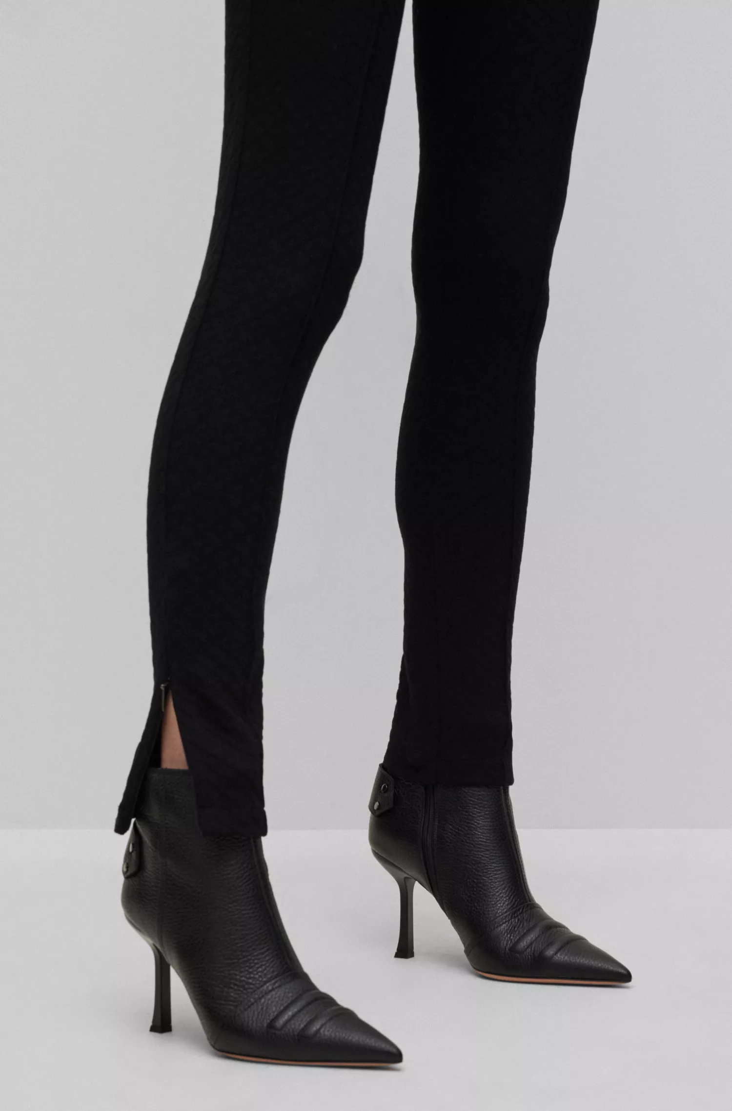 Calça BOSS preta, extra slim fit, em jacquard com monograma em tecido power stretch.