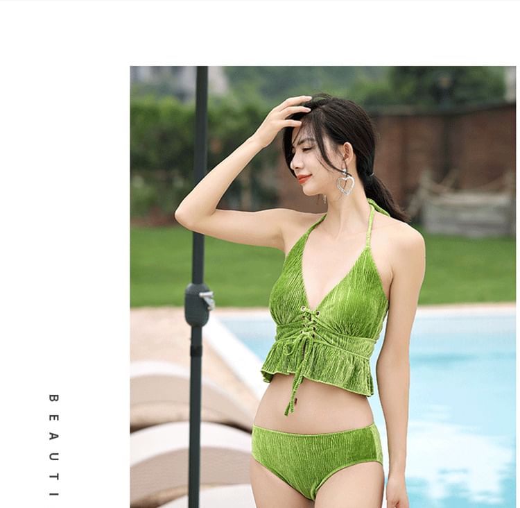 Sabbia - Set: Haltertop met vetersluiting en ruches + zwemshort