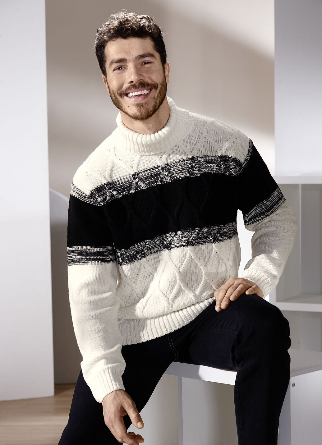 Rollkragenpullover mit Zopfmuster