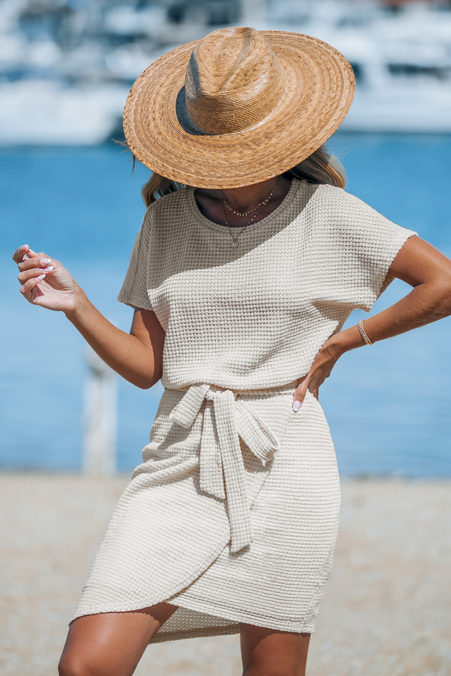Robe mini à col rond et manches courtes avec ourlet asymétrique