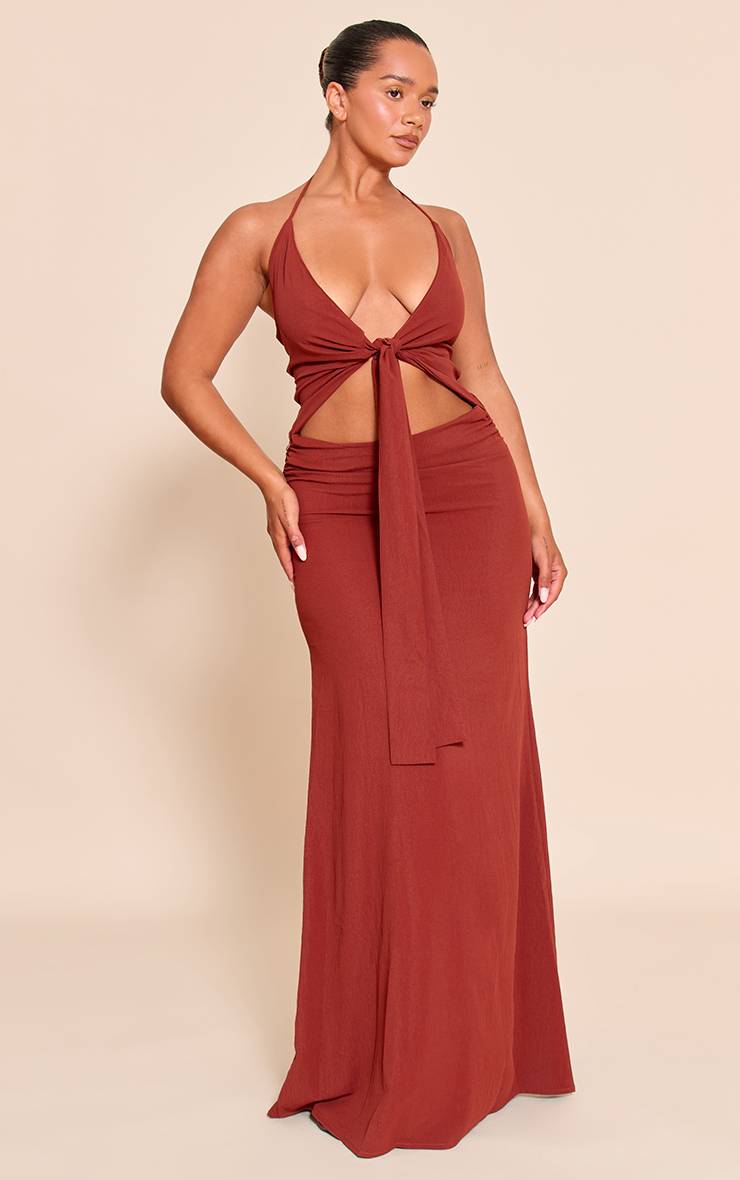 Rouge Profond Robe Longue Shape À Encolure Américaine Drapée En Satin Martelé