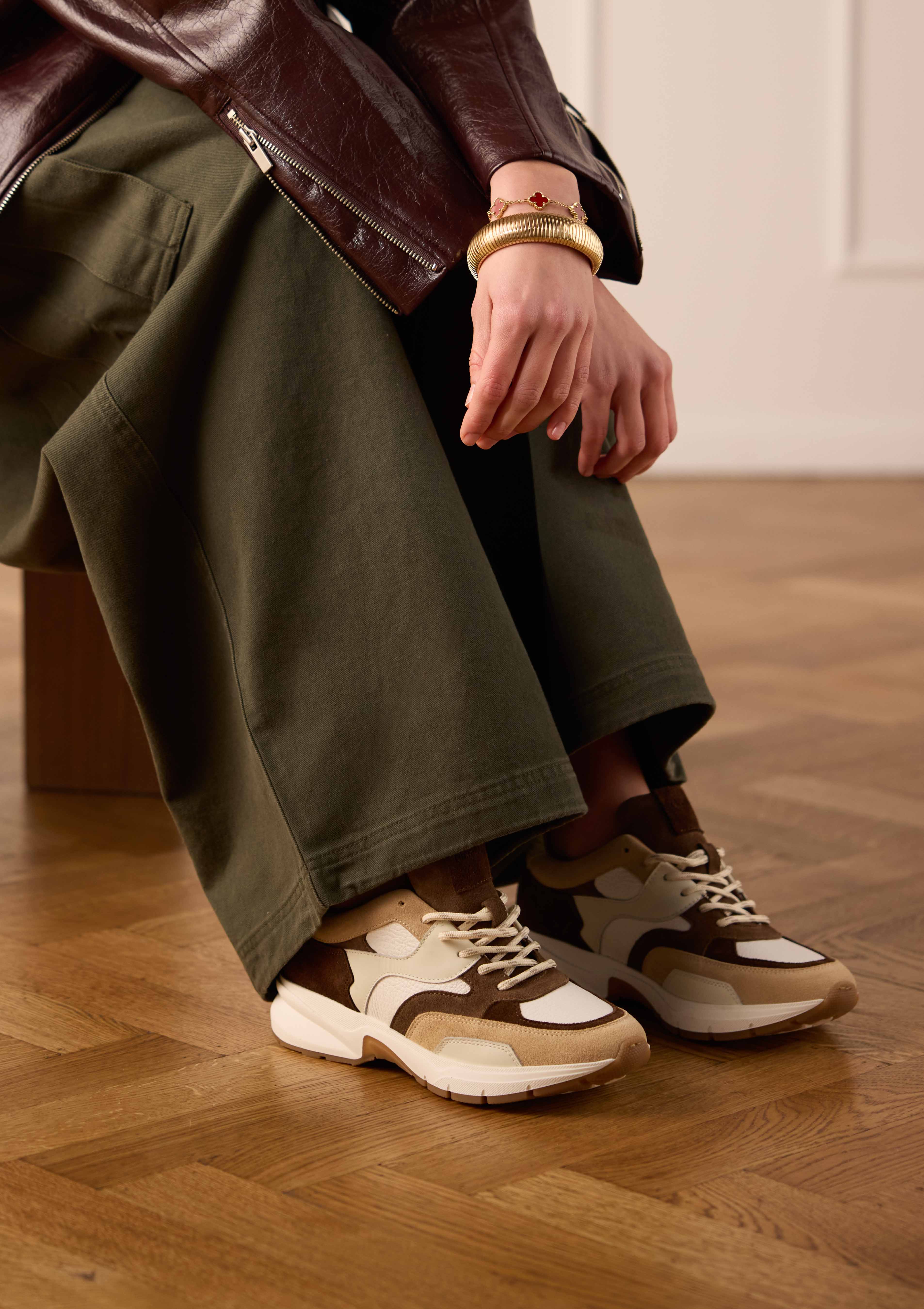 Beige leren sneakers met multicolor suède details