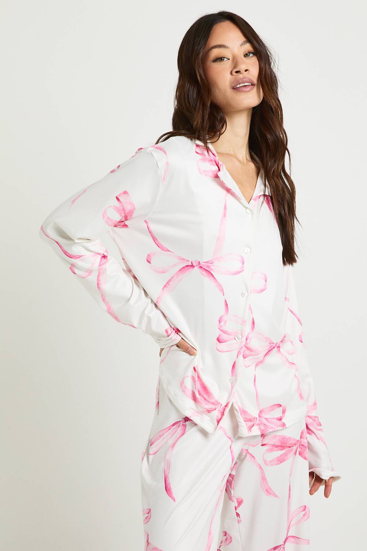 boohoo Ensemble pyjama pour grande taille : haut à manches longues surdimensionné à imprimé nœud et pantalon