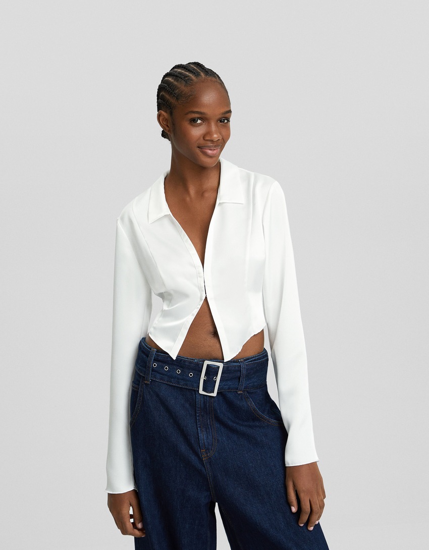 Camisa cropped de cetim com mangas compridas