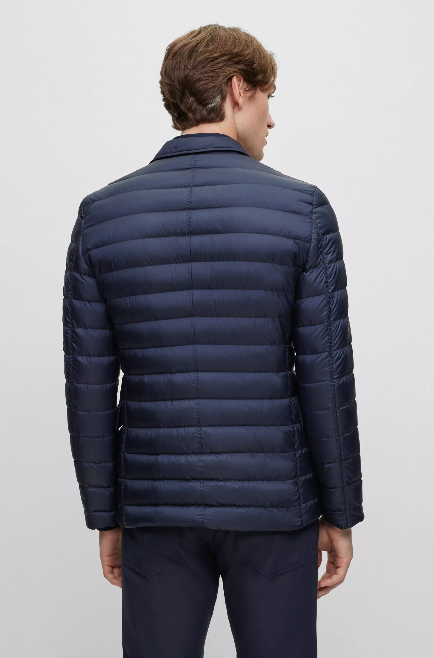 Jaqueta BOSS preta, corte slim, com enchimento de plumas.