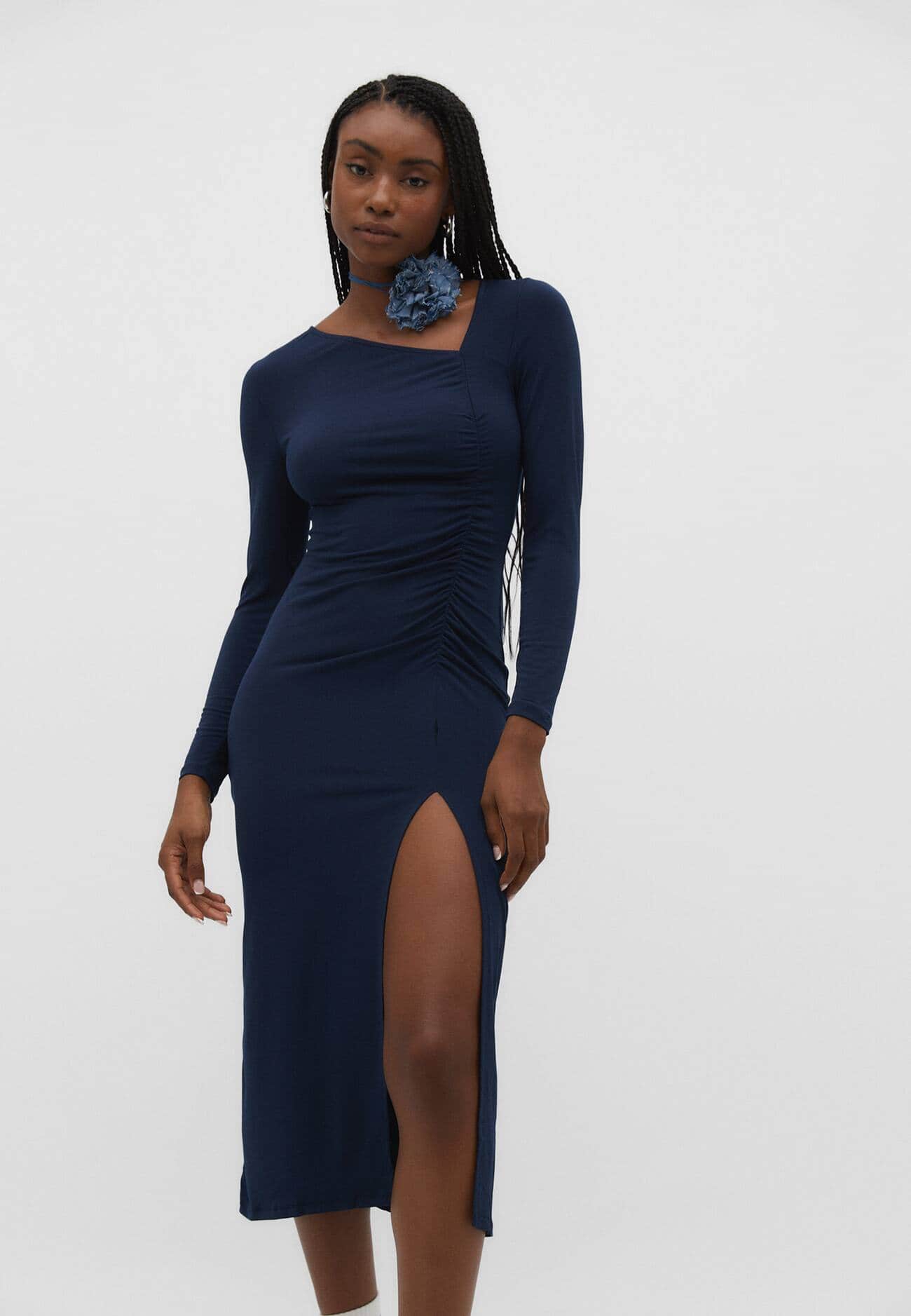 Vestido midi com decote assimétrico