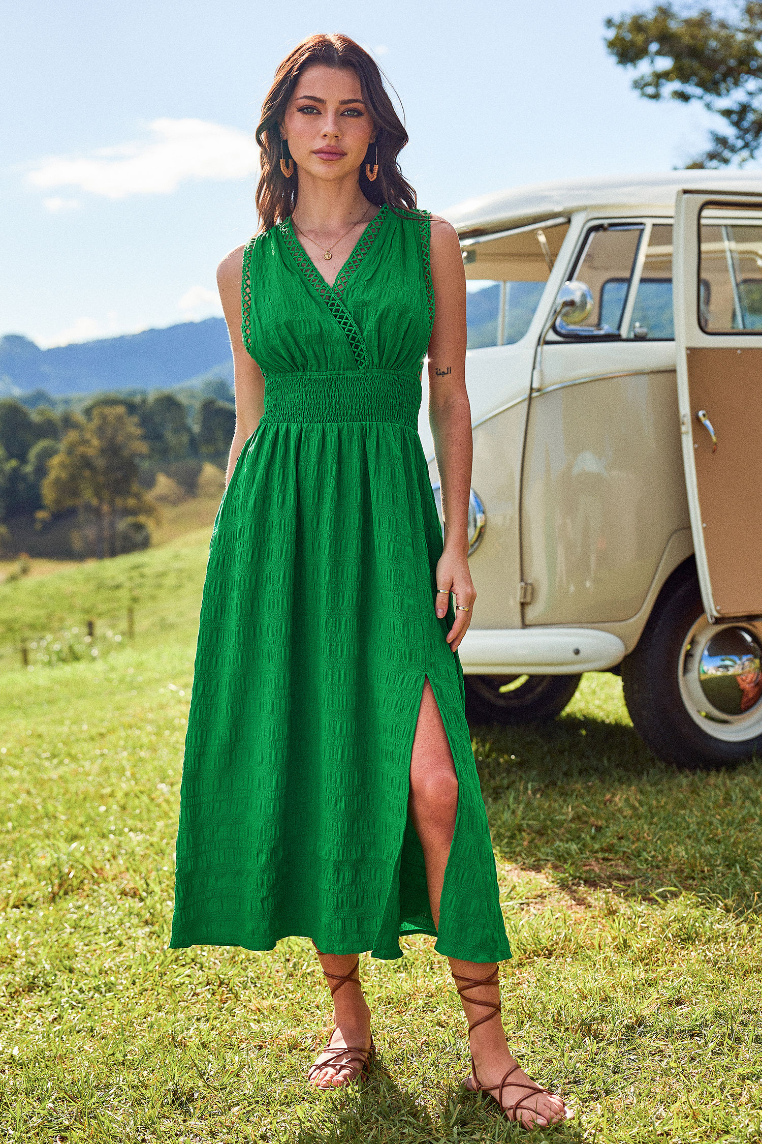 Robe midi sans manches avec bordures à hachures croisées verte