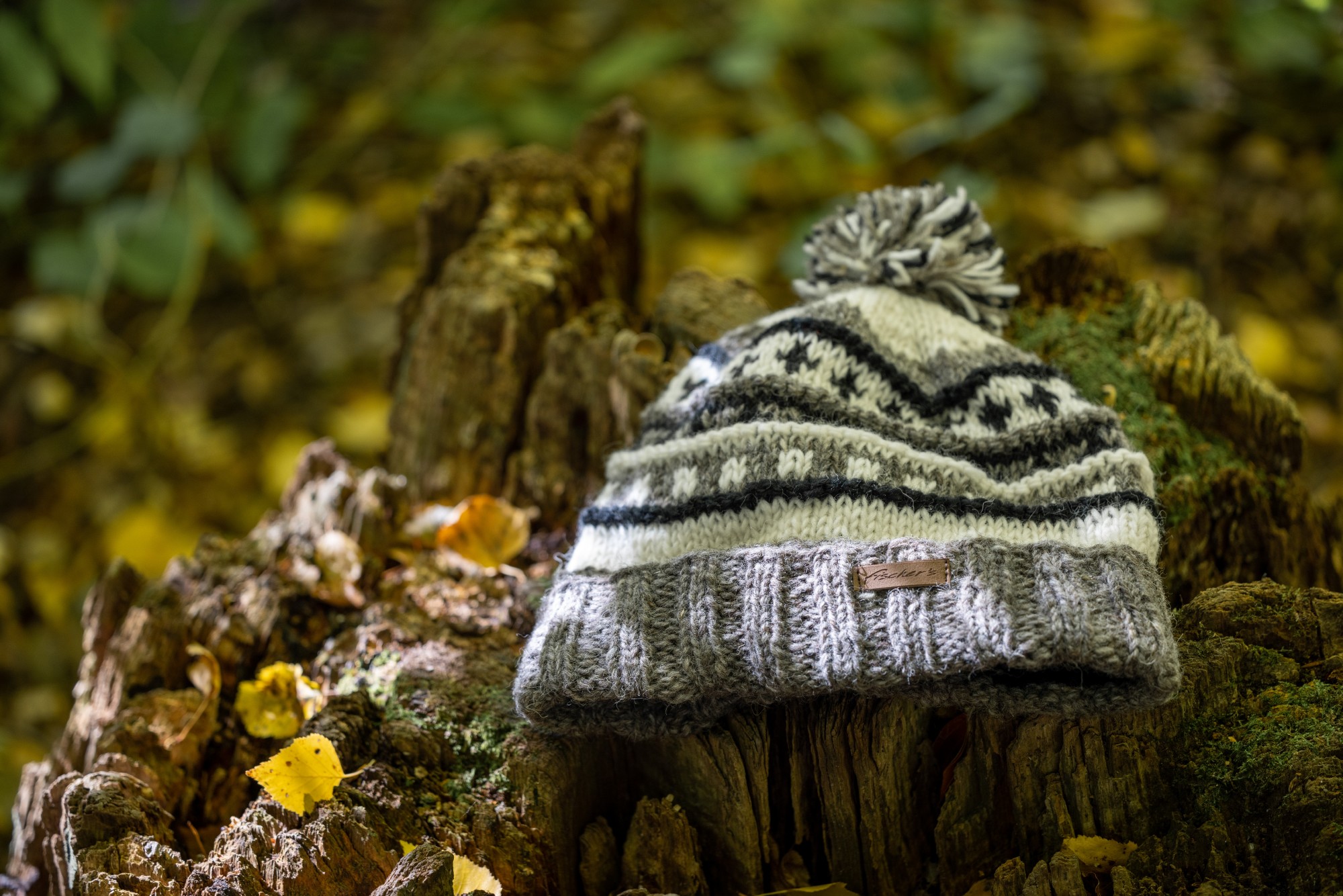 Handgestrickte Mütze mit Pompon, grau, schwarz, weiß günstig bestellen