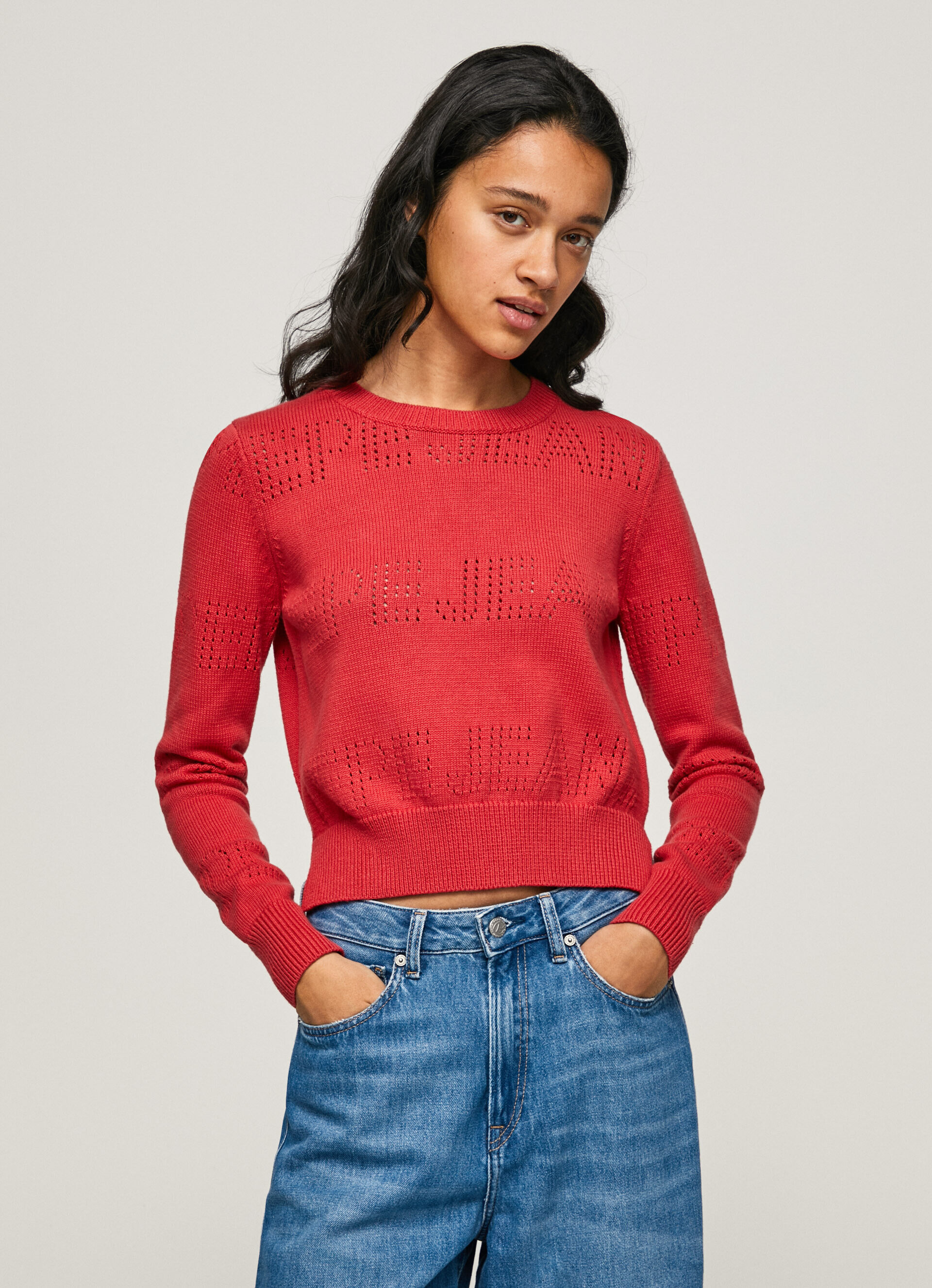 Malha de algodão com detalhes vazados - vermelho estúdio