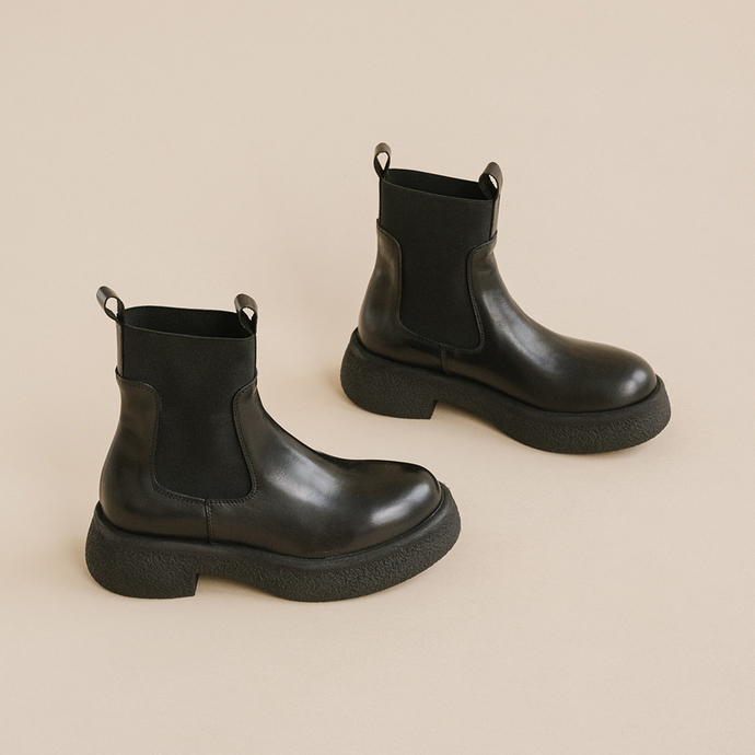 Boots à plateformes, élastiques et bouts...  en cuir noir