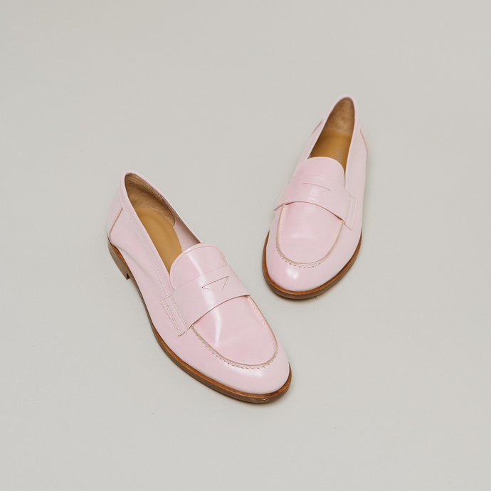 Mocassins à bouts ronds  en vernis plissé rose pâle
