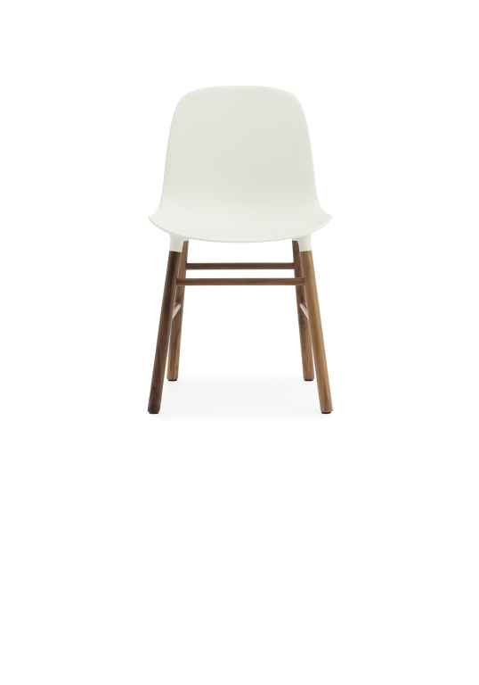 Normann Copenhagen Form Chair stoel met walnoten onderstel, wit