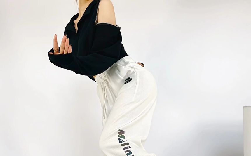 Reknovine - Losse joggingbroek met trekkoord en letters
