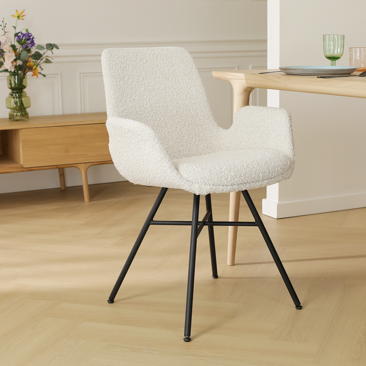 Eetkamerstoel Noa-Eef bouclé beige - zwart onderstel