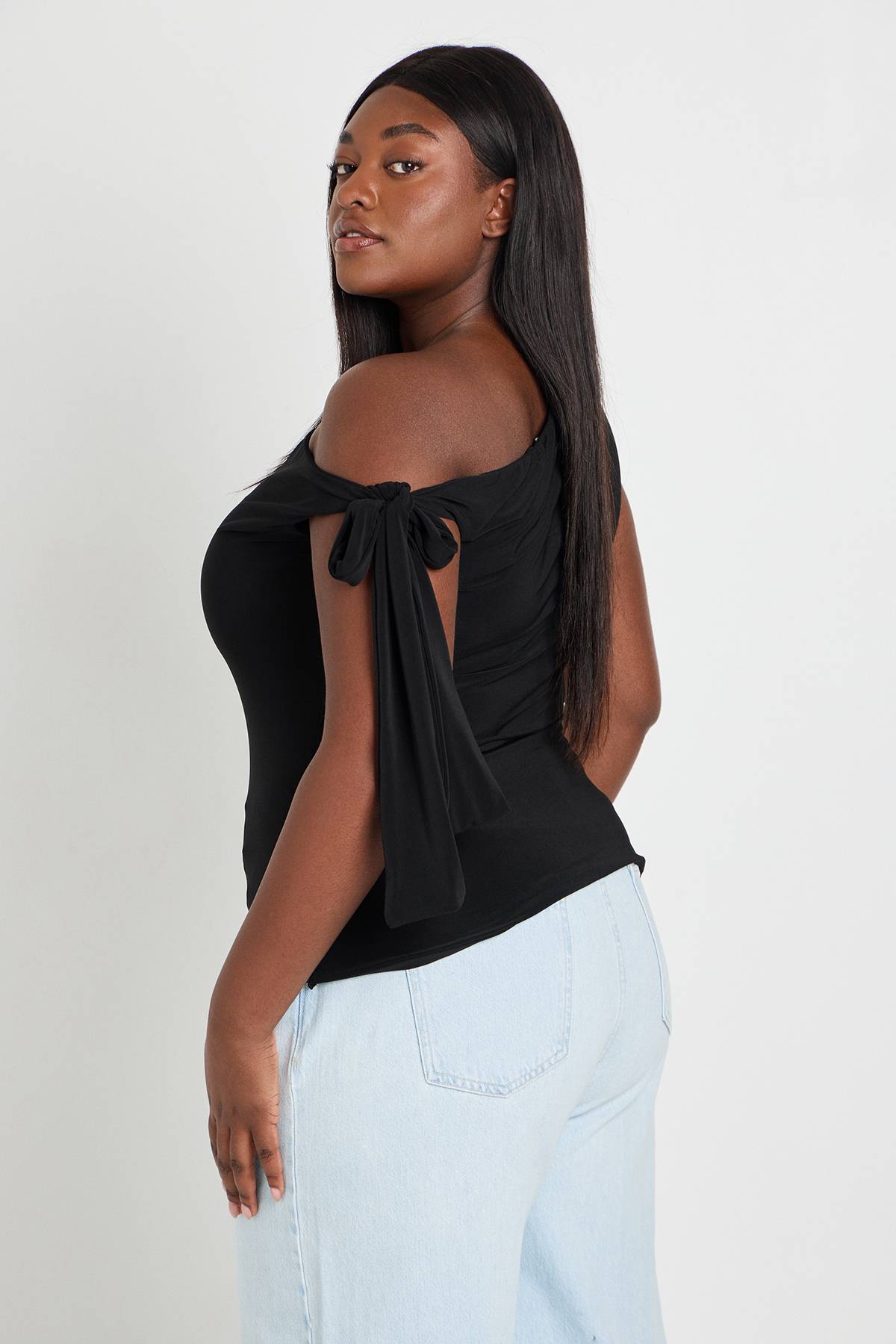 boohoo Haut Asymétrique À Une Épaule Avec Détail De Nœud Grande Taille