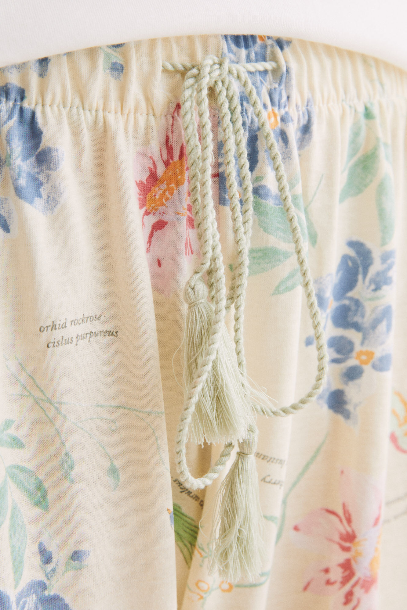 Pijama Capri 100% algodão, branco com flores - bege