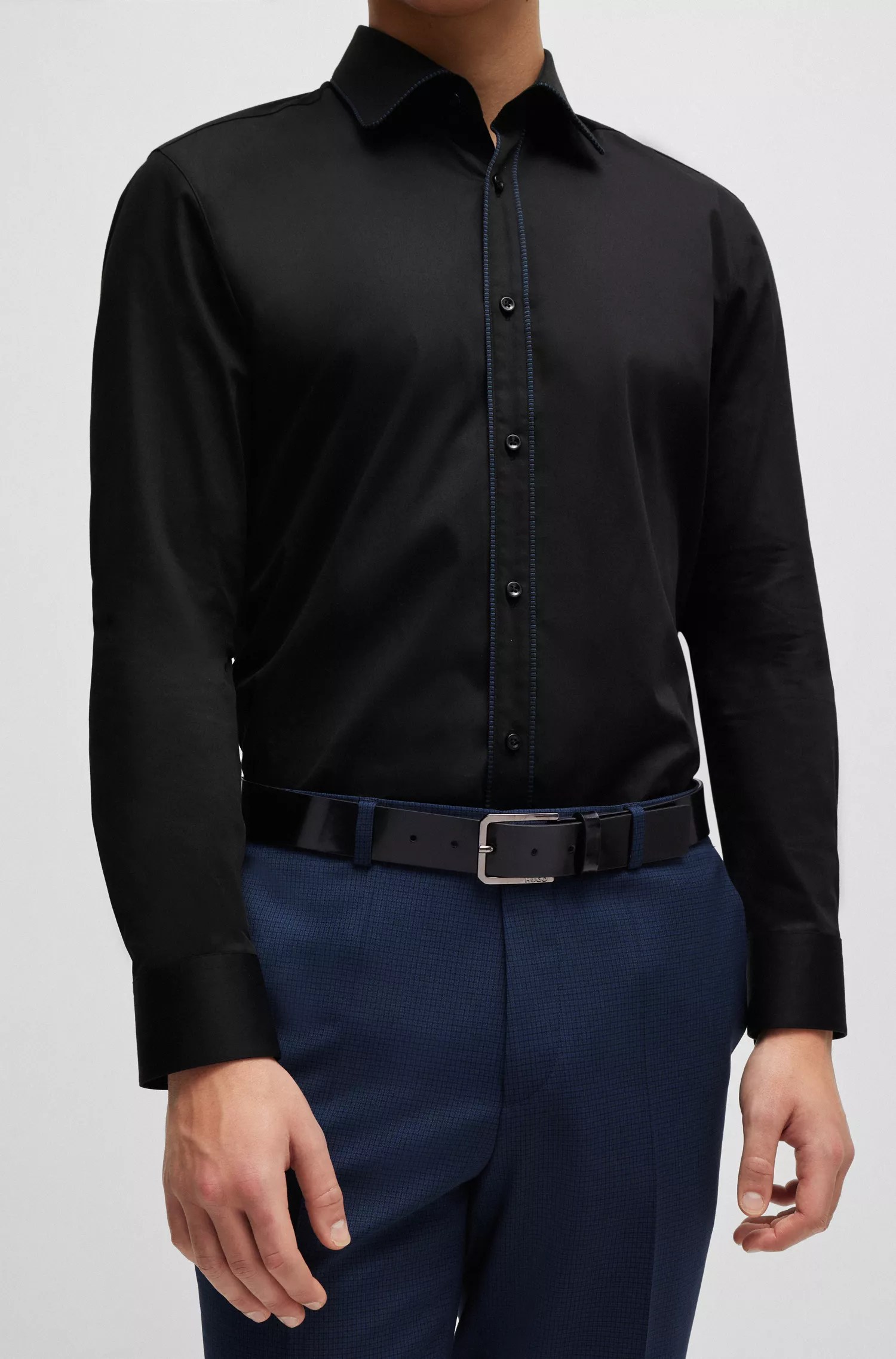 Cinto HUGO em couro vermelho com fivela personalizada.