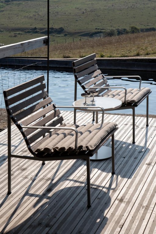 Hay Traverse Lounge tuinbank met armleuning